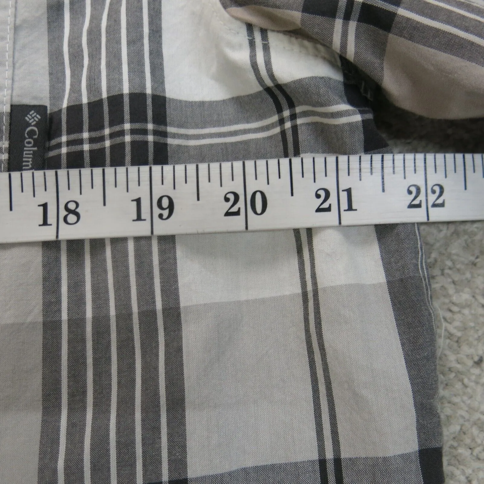 Columbia Shirt Mens Medium Gray White Button Up Plaid Short Sleeve Lightweight